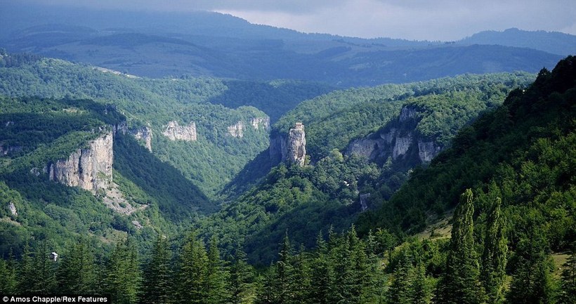 Как живется грузинскому монаху на вершине скалы, где он провел уже 26 лет